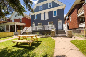 The Wheel of Fortune Duplex- 8BR Free Parking, Minutes From Falls & Casino